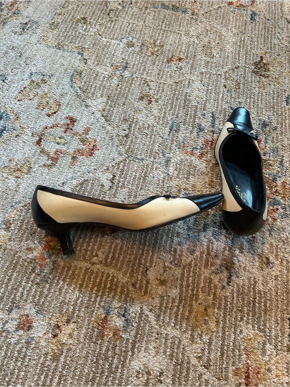 Vintage Amalfi Black and Cream Bow Accent Kitten Heels - Picture 5 of 9